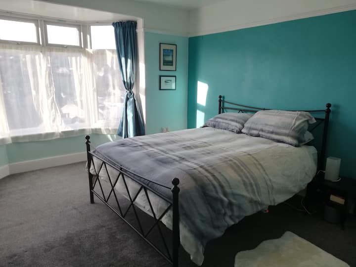 חדר שינה ראשי גדול עם מיטת קינג סייז