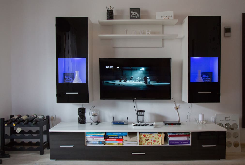 Big flat screen tv with 200 difrent chanels, and free wifi for the wholl apartment.