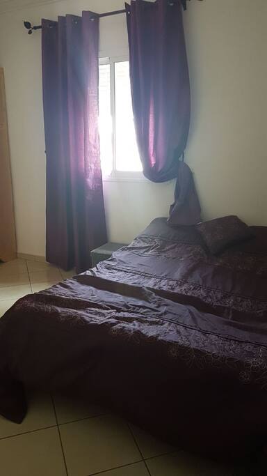 chambre à coucher, lit pour deux personnes, armoire,télé,un lit pour bébé.