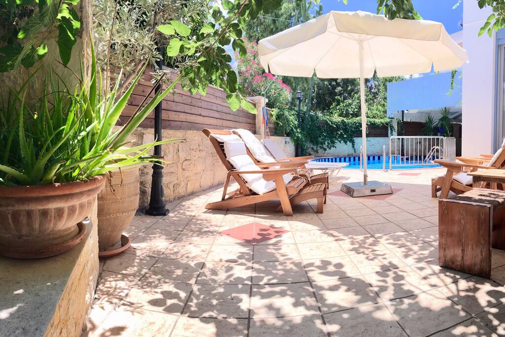 Nefeli’s outdoors pool lounge