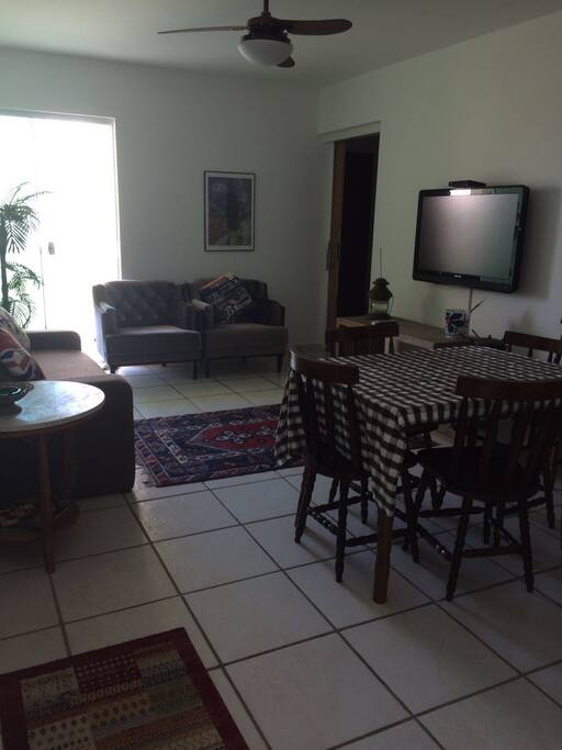 sala com Tv e ventilador de teto.