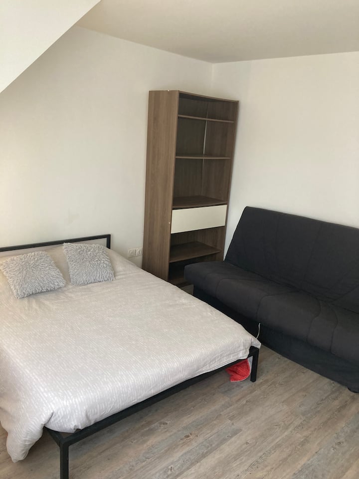 Dormitorio 2 con una cama doble y un sofá cama doble 