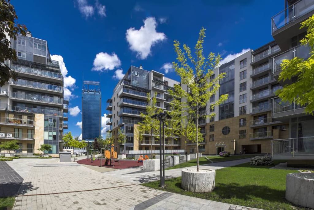 Modern apartment building in the city centre. 2 tram stops from the main railway station. Walking distance to the Kazimierz bohemian quarter and the Vistula river boulevards