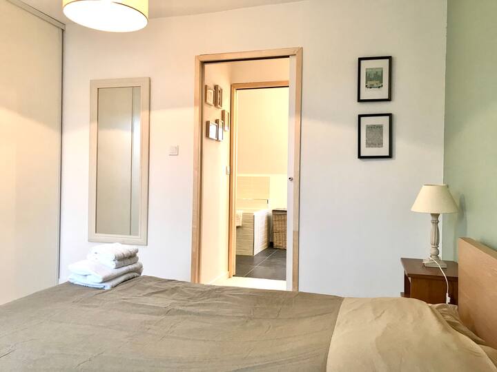 Glavna spavaća soba s krevetom 180 x 200.  Električna roletna na ljuljačkom prozoru.