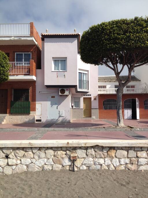 FACHADA FRONTAL DESDE LA PLAYA