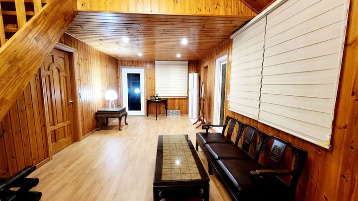 Არის 2 დიდი მისაღები ოთახი (მისაღები ოთახი ახლა 2-დან პატარაა)