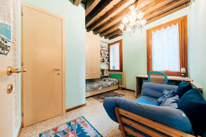 Jednokrevetna soba s dva kreveta i malom praonicom rublja. Studio za djecu 