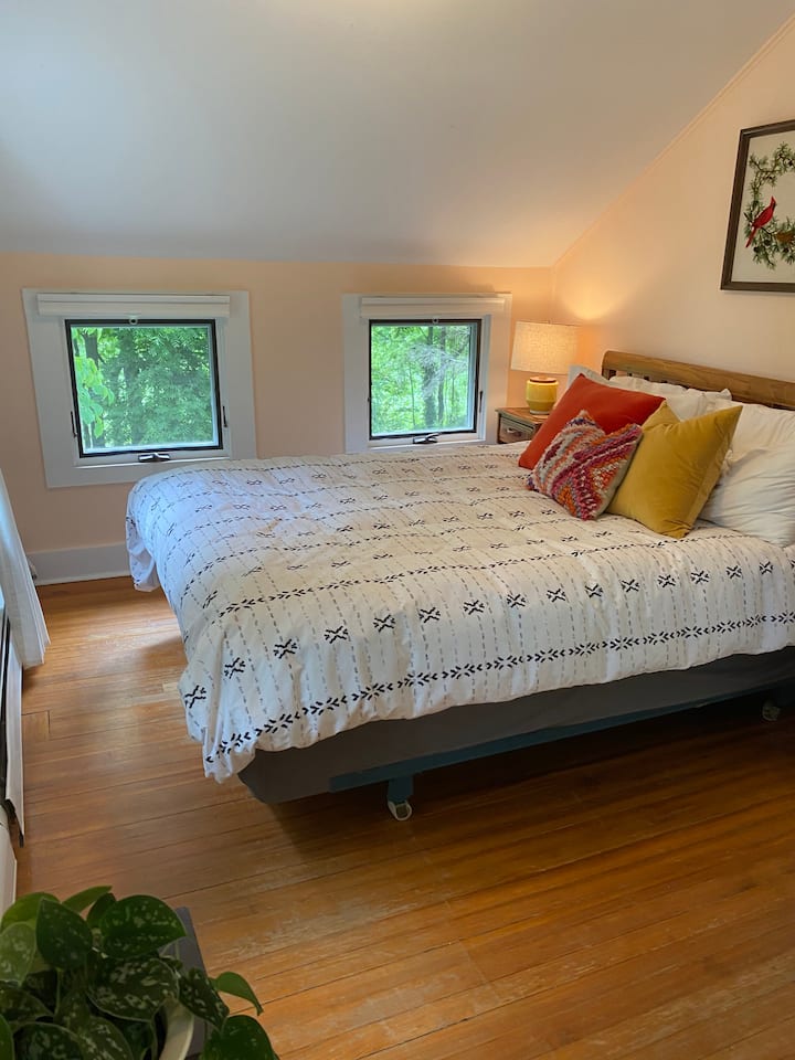 Peach Room (Queen bed)