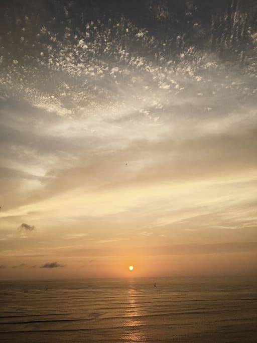 El malecón está a media cuadra del departamento y está es la vista.