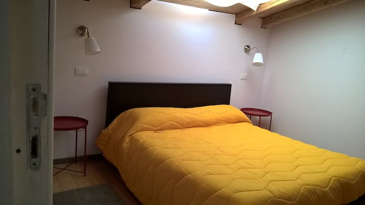 Le lit king size de la deuxième chambre
