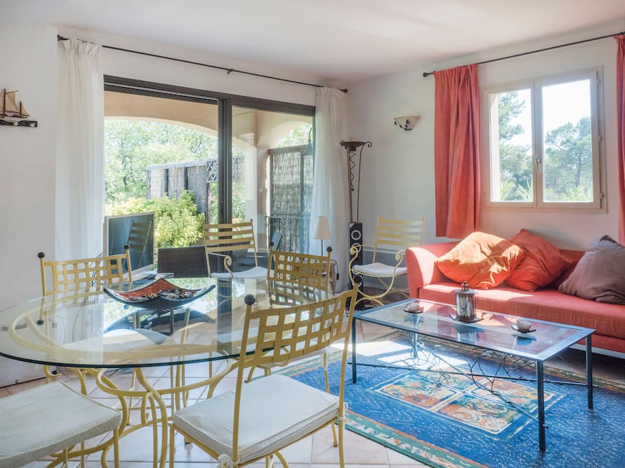 Le salon, attenant au jardin