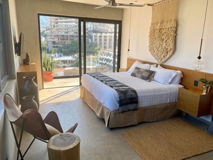 主卧配有2米宽双人床 