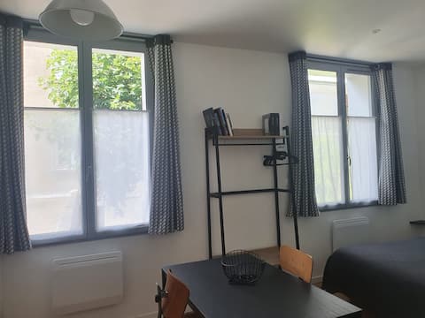 Popular Airbnb listing: Independent studio in the city center, quiet, bright. in Tours