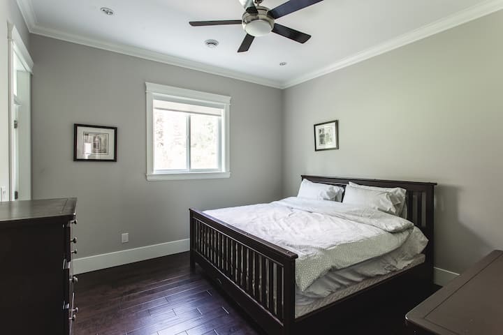 Segundo dormitorio en el piso principal con cama tamaño king
