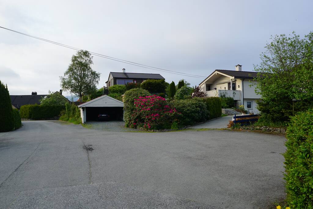 Double parking and extra space for cars