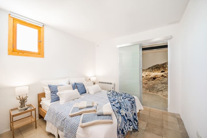 Schlafzimmer in der mittleren Ebene mit Einblick in das anschließende Bad 2