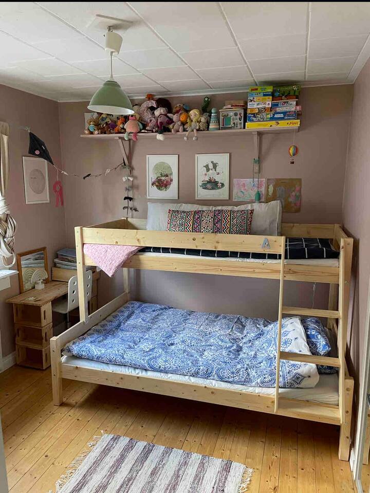 Slaapkamer 2: Stapelbed 
onderste stapelbed: 120 x 200 cm
bovenste stapelbed: 90 x 200 cm