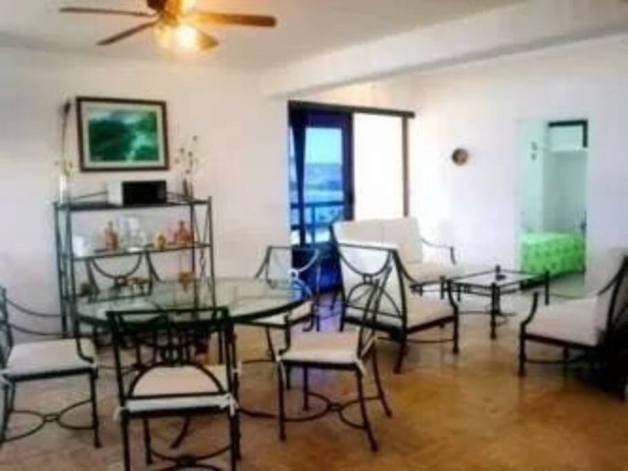 Comedor y sala al fondo recámara principal y al fondo izquierdo balcón que da a el mar