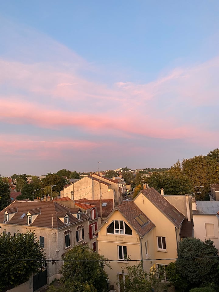 Uitzicht op de stad vanuit de woonkamer, slaapkamers en keuken