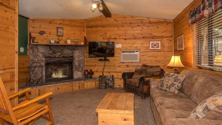 Whispering Pine Cabins Riverway Upper Canyon Fireplace