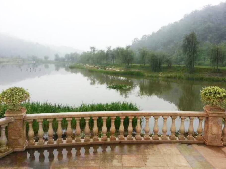 雨后玫瑰广场宛如梦里水乡