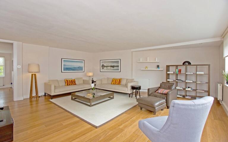 Stunning and Spacious Penthouse on Sloane Avenue gallery image 2