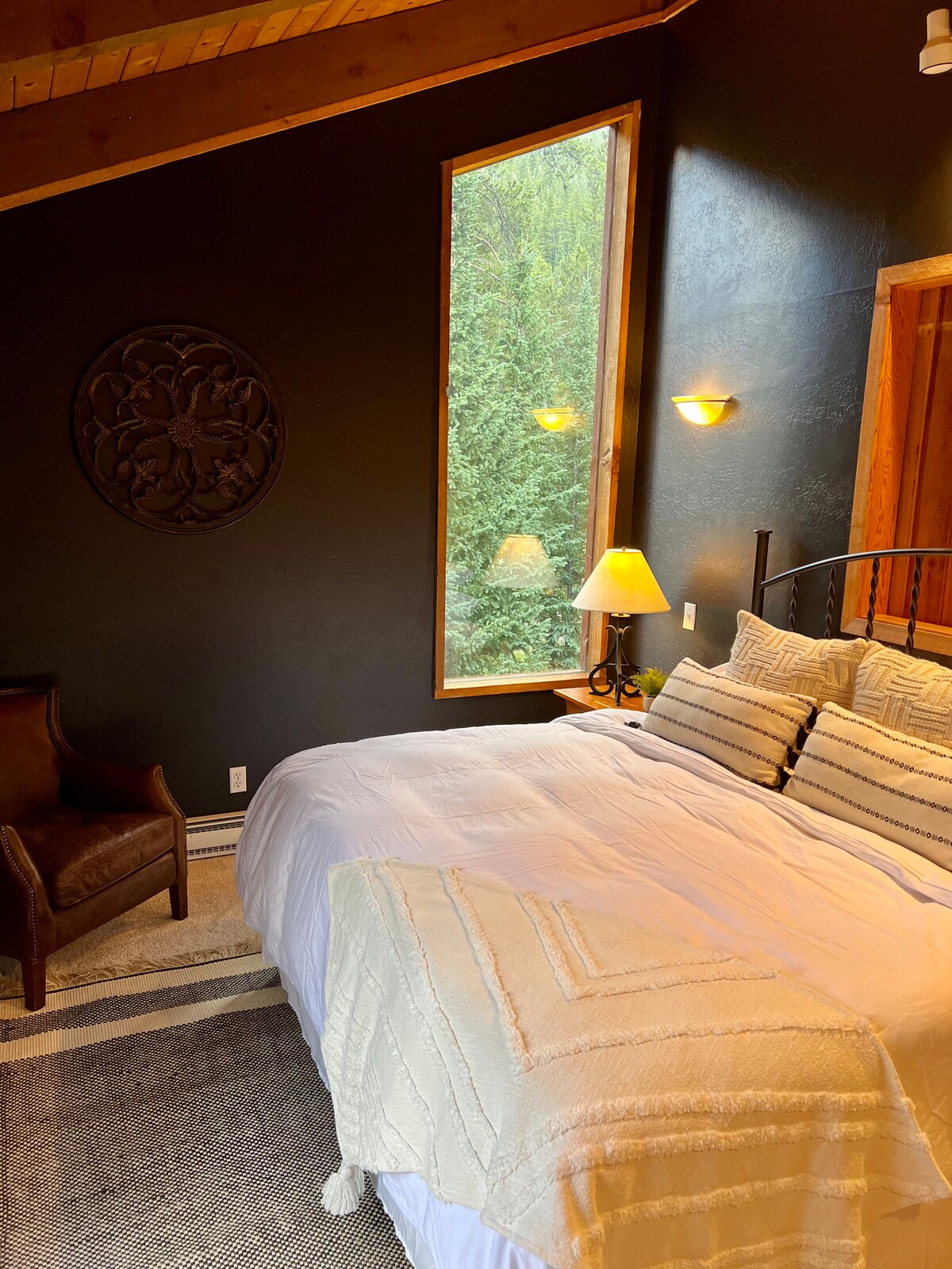 Chambre principale avec vue imprenable sur la forêt !