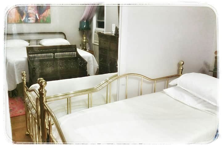 חדר שינה ראשי עם מיטת יום זוגית וטווין טראנדל