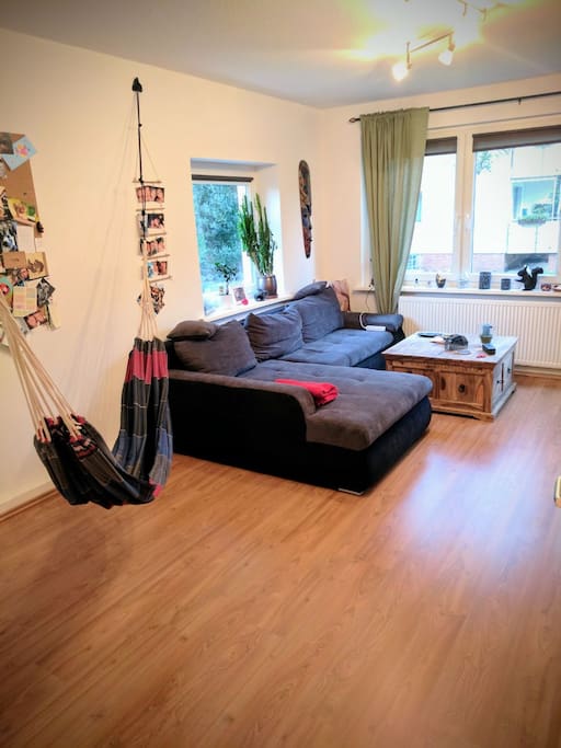 Großes Wohnzimmer mit Hängematte/ Spacious living room with hammock