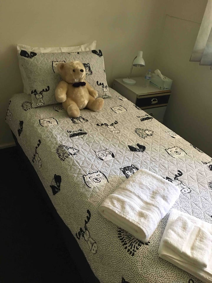3ª habitación con cama individual. También tiene un escritorio para el estudio y un televisor en cada dormitorio.
