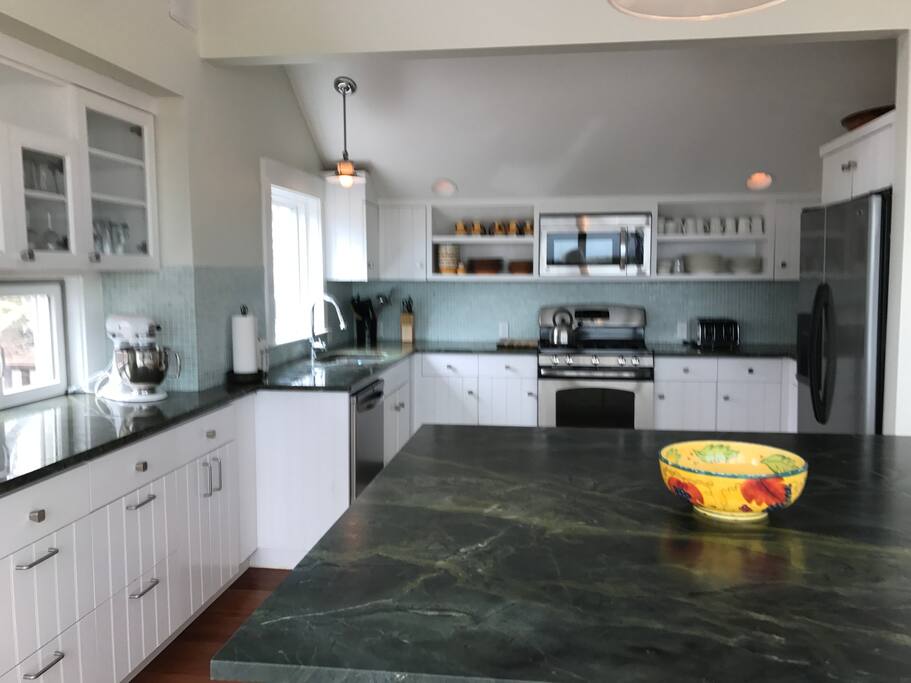 Gourmet Kitchen fully stocked