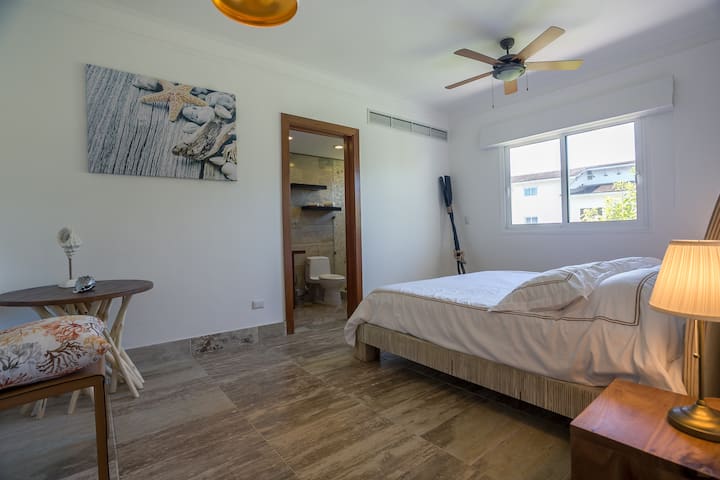 Chambre king size avec salle de bain attenante