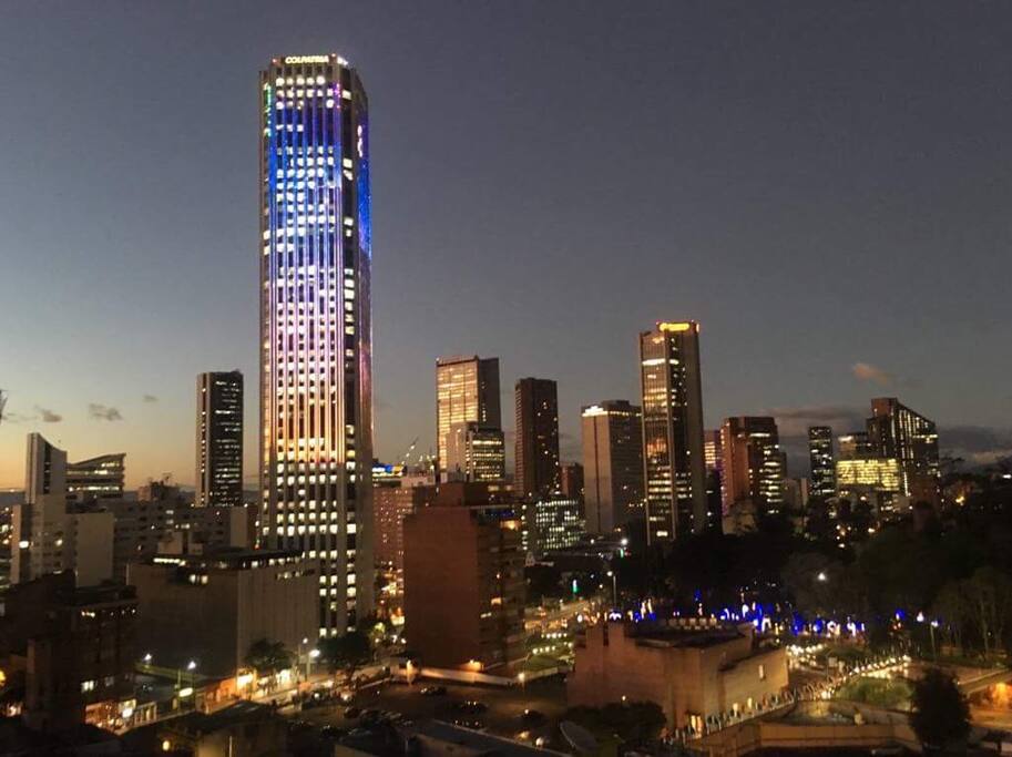 Podemos observar el centro financiero de la ciudad, el parque de La Independencia y la Torre Colpatria entre otros.