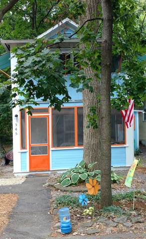 Cozy, historic cottage in the center of Lakeside