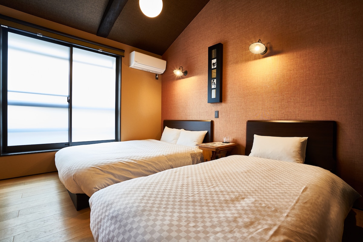 Lart/Dhomë gjumi (1)/1 krevat tek, 1 krevat gjysmë dopio