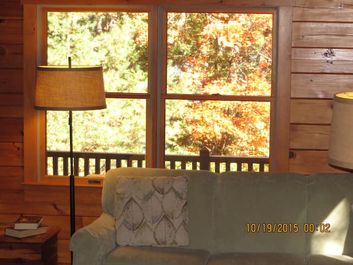 秋天色彩进入主楼层的客厅