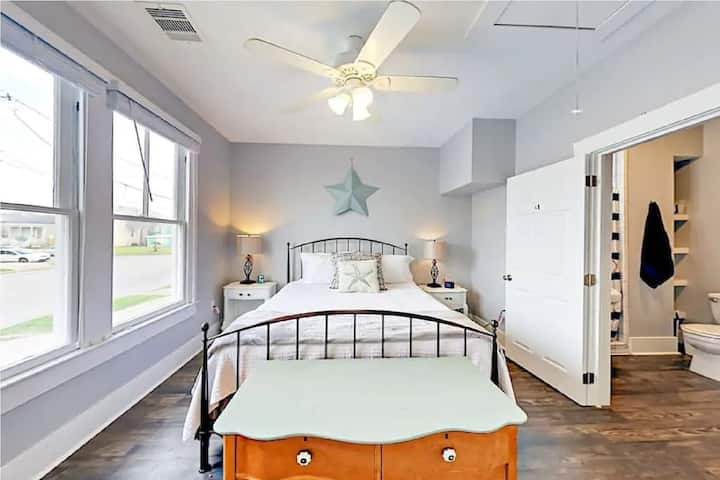 Dhomë gjumi master me krevat dopio "Queen" dhe dyshek me shkumë memorieje me banjë të plotë.