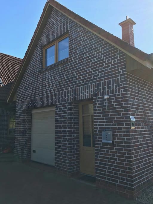 Hier kann man rechts den Eingang zum Studio und oben die Fenster sehen. Links im Haupthaus wohnen wir