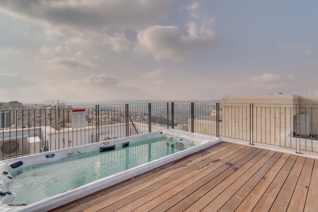 Your private pool with jacuzzi and swimming current