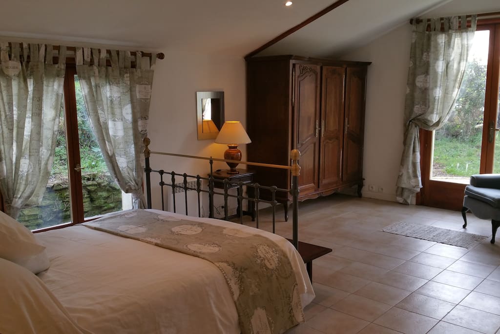The beautiful (and large !) master bedroom (ground floor)
