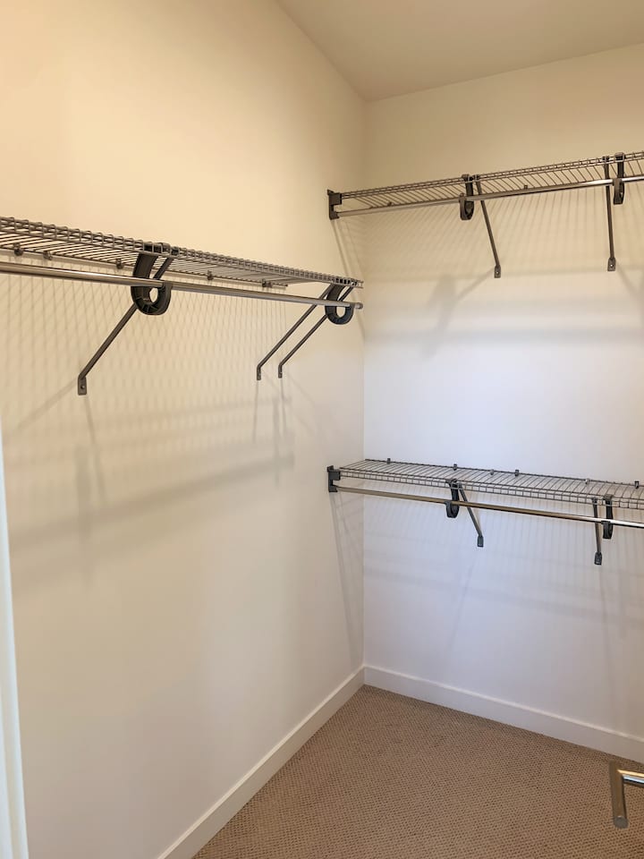 Dollap në këmbë me varëse rrobash të ofruara.