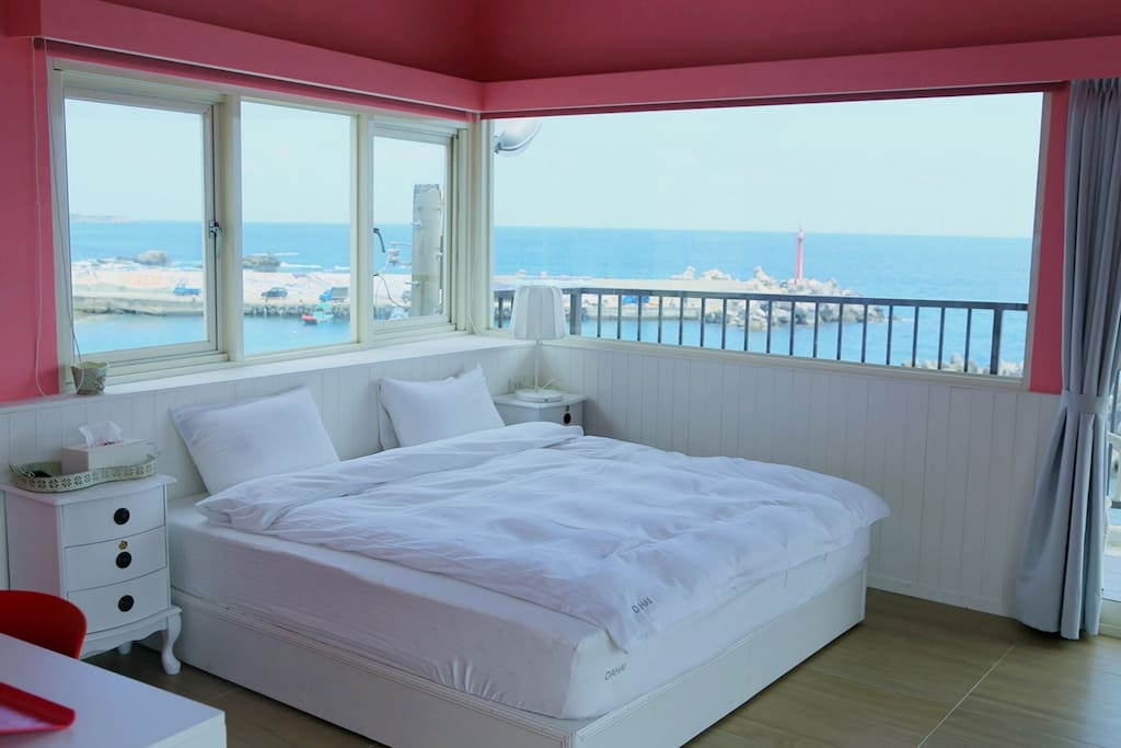Deluxe king room with stunning ocean view