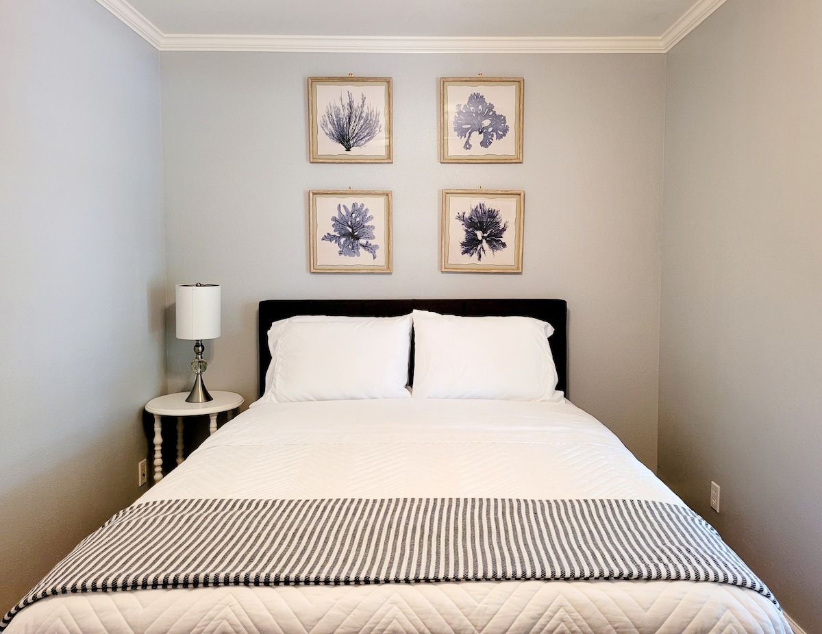 Este dormitorio cuenta con una cómoda cama tamaño Queen y escritorio.