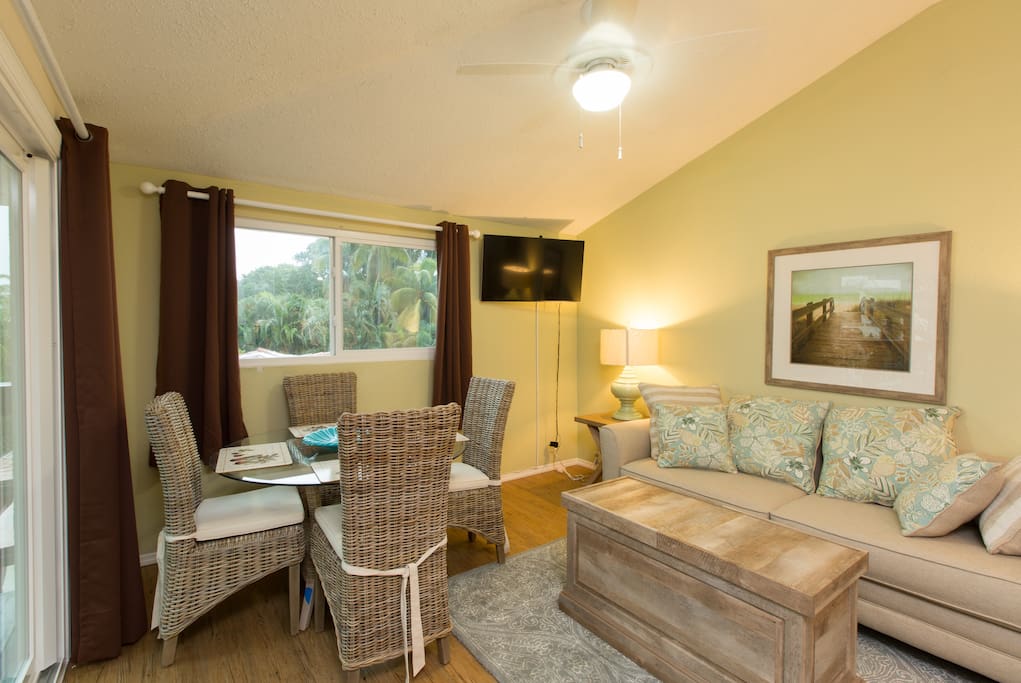 Renters tropical paradise will love this beautiful apartment in south Florida with loads of amenities. Heated swimming pool, hot tub, sauna, Tiki hut for relaxing plus a boat for private sightseeing or fishing charters in south Florida. Go to Crownfishingcharters.com to book a fishing trip and fishing vacation or call us on Airbnb.