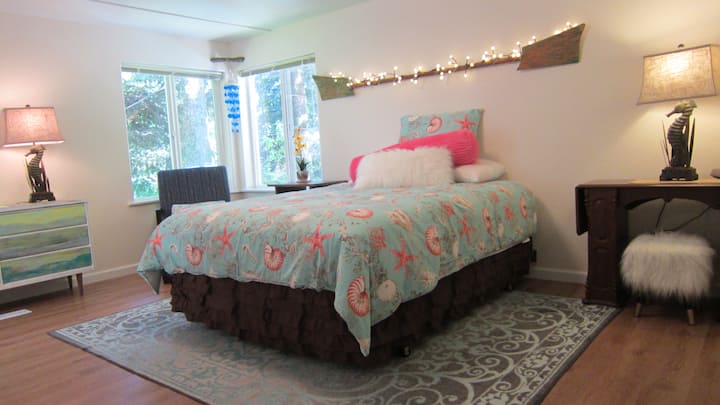 Chumba kikubwa cha kulala, piga mbizi kwenye kitanda hicho kizuri. Mwonekano wa miti unong 'ona kwenye upepo wa bahari safi.  Starehe nzuri na mashuka ya kitanda ya mwisho hufanya usingizi mzuri wa usiku. 