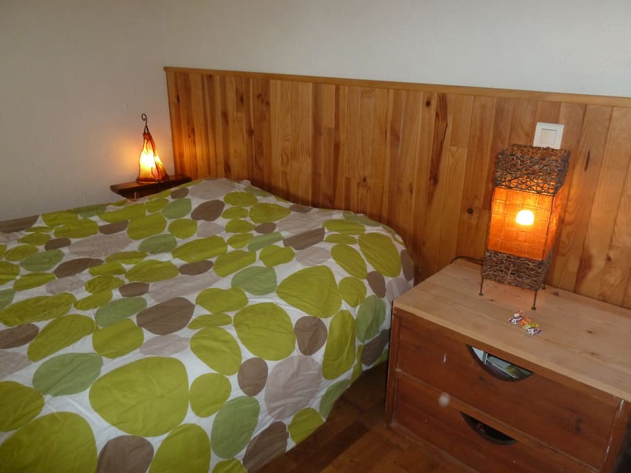 La chambre avec le lit