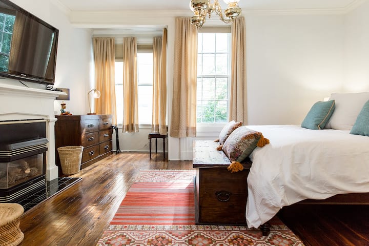 
Large 1st floor master suite, King Size Bed with in-suite full size master bathroom and seating area.