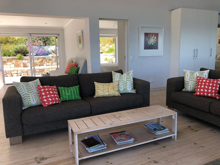 Fungua sebule ya mpango inayoelekea kwenye baraza na mimea na matembezi ya milima ya kale.