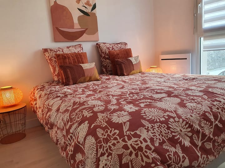 חדר שינה המצויד במיטת קווין סייז (160* 200 ס"מ)