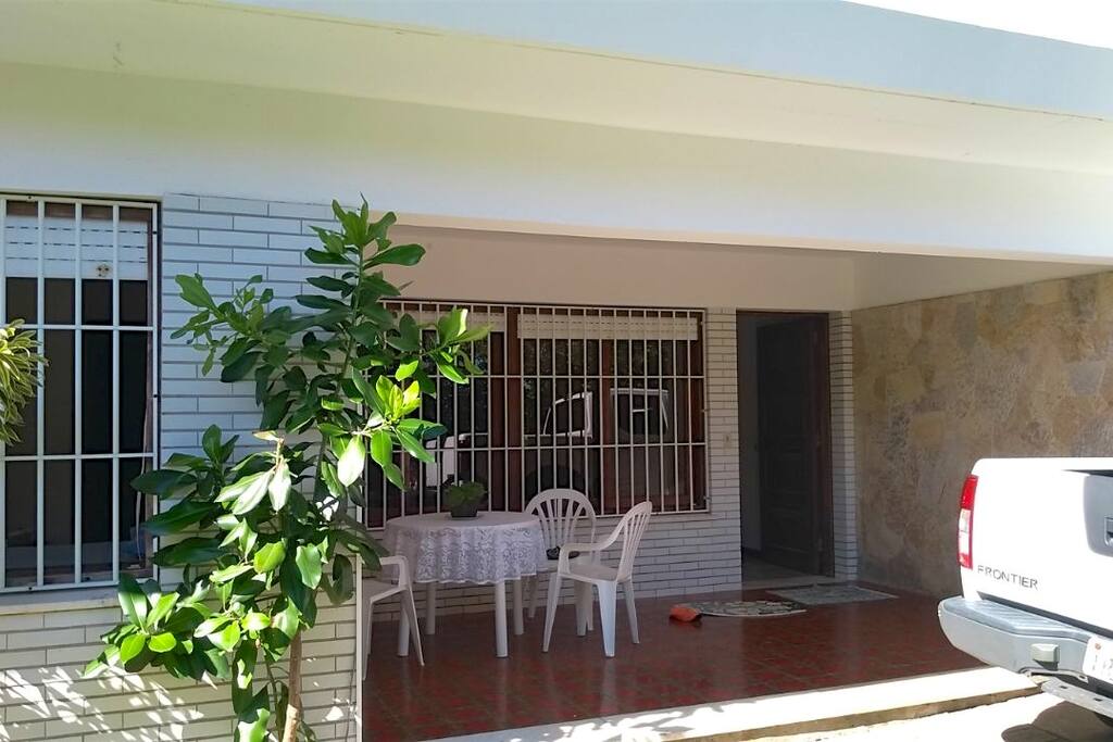 Varanda com acesso pela porta principal